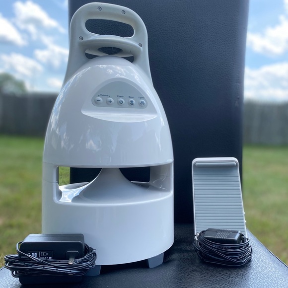 Brookstone Speaker (white) with dock and Aux - Picture 1 of 11